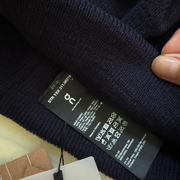 On Running Merino Beanie – Navy – One Size – Unisex - Picture 3 of 4